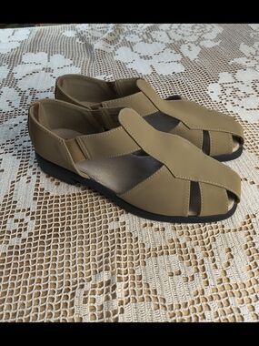 Vintage Judith light brown tan cut out fisherman sandals
